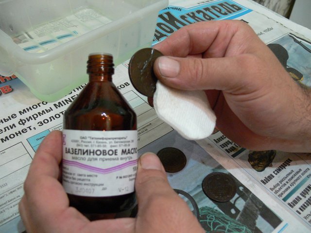 Придание блеска монетам, натирание маслом Придание блеска монетам, натирание маслом
